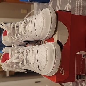 Nike Court Borough Mid